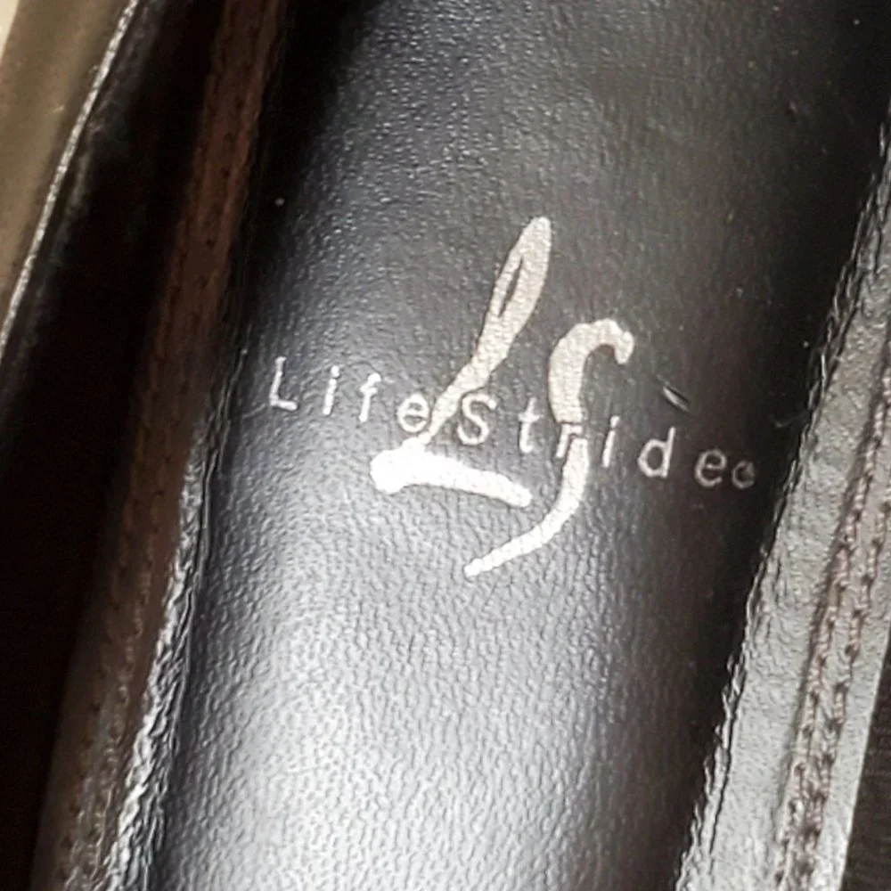 Black Heel Closed Toe Shoes Size 8 1/2 - Picture 4 of 7